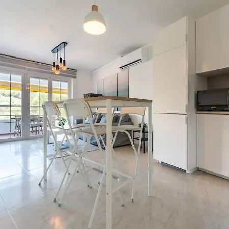 Apartman Cyv - Sea, Sun And Pool Combined